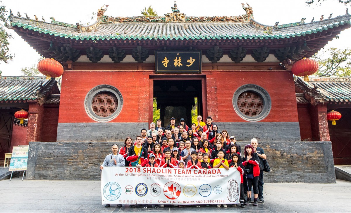 /assets/image/Shaolin-Team-Canada-at-Shaolin-Temple-Gate-201810170-2000px-162-tpHs.jpg